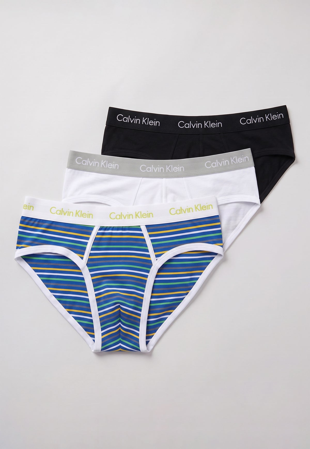 Pack de 3 slips Calvin Klein — exemple d'assortiment : noir, blanc et rayé bleu