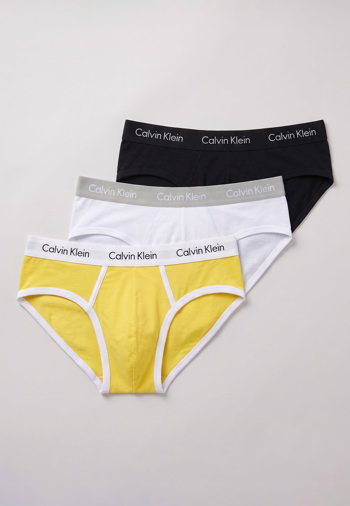 Pack de 3 slips Calvin Klein — exemple d'assortiment : noir, blanc et jaune