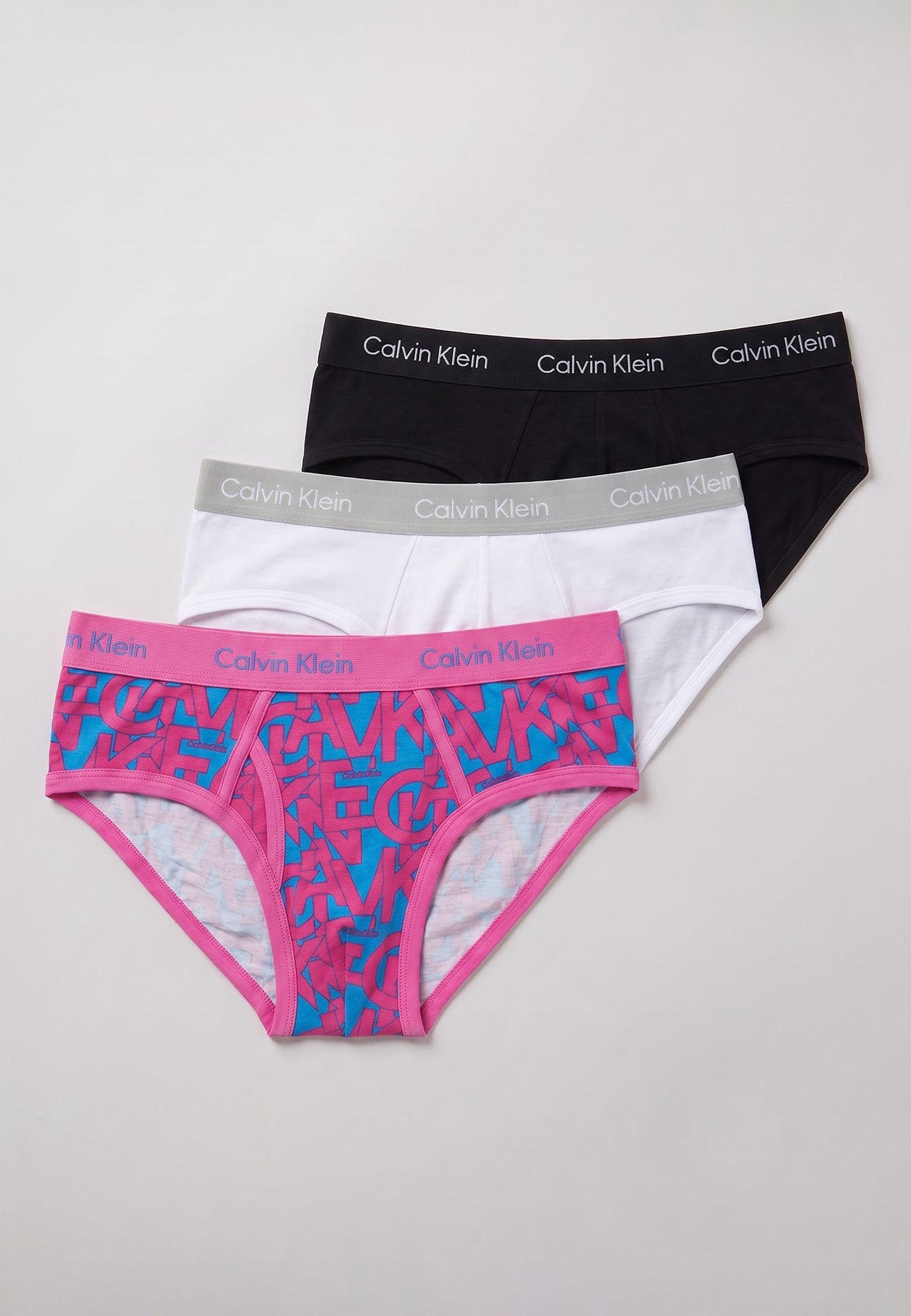 Pack de 3 slips Calvin Klein — exemple d'assortiment : noir, blanc et imprimé rose
